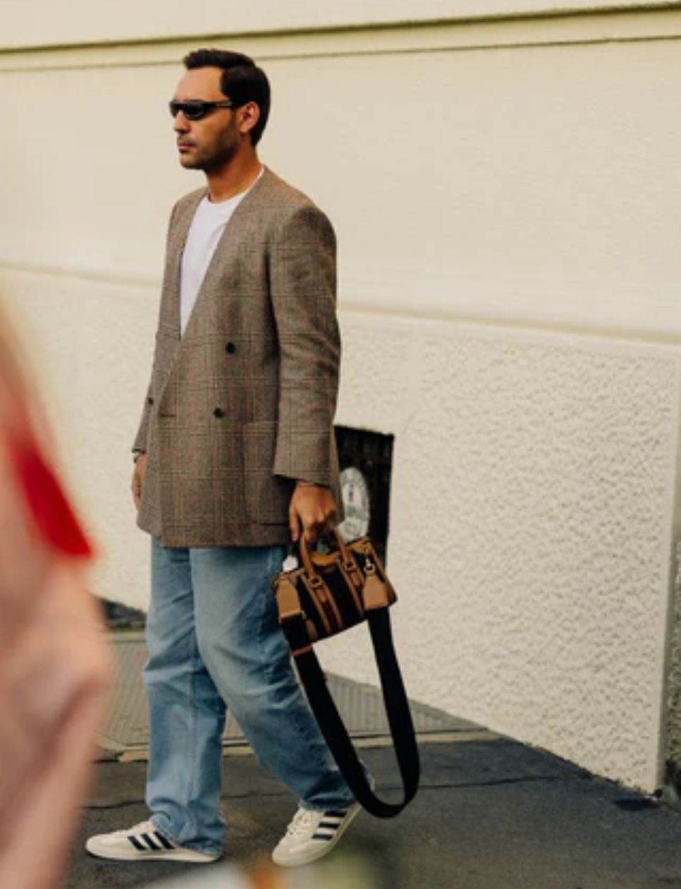 8. Oversized Blazer dengan Kaus Polos dan Jeans