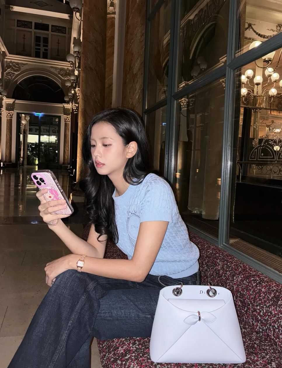 Jisoo dengan Cigale Bag (sumber gambar: instagram.com/sooyaaa__)