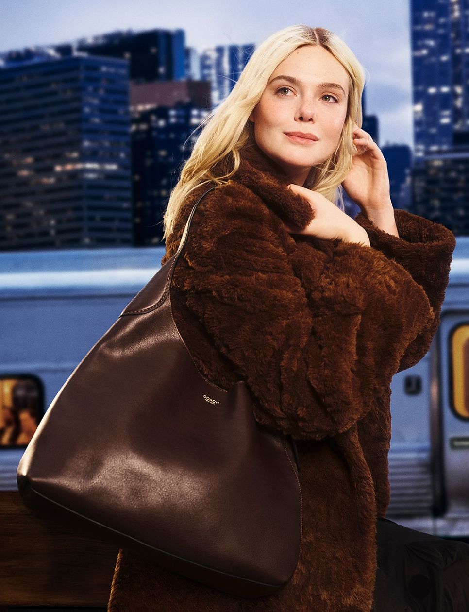 Elle Fanning menggunakan Coach Brooklyn (sumber gambar: instagram.com/coach)