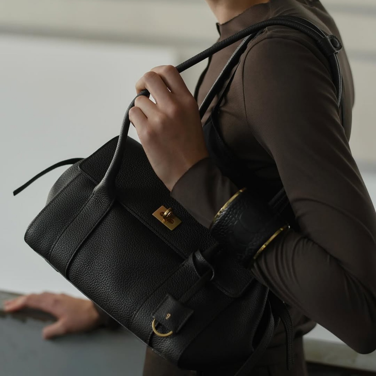 Model memakai tas Gu_de (Sumber foto: Instagram/gu_de_official)