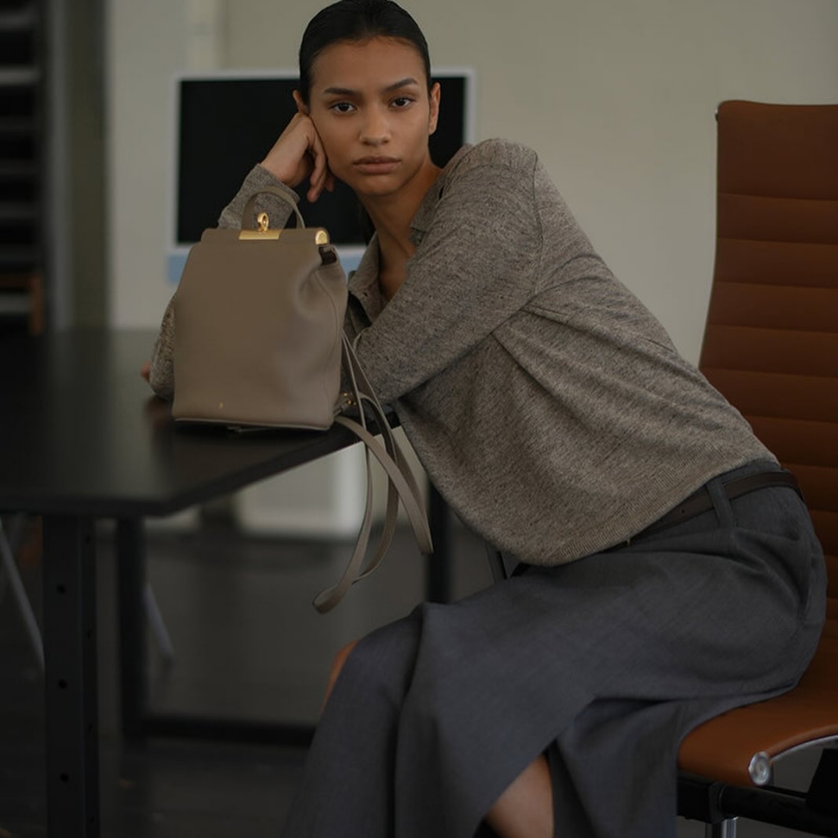 Model memakai tas Gu_de (Sumber foto: Instagram/gu_de.shop)