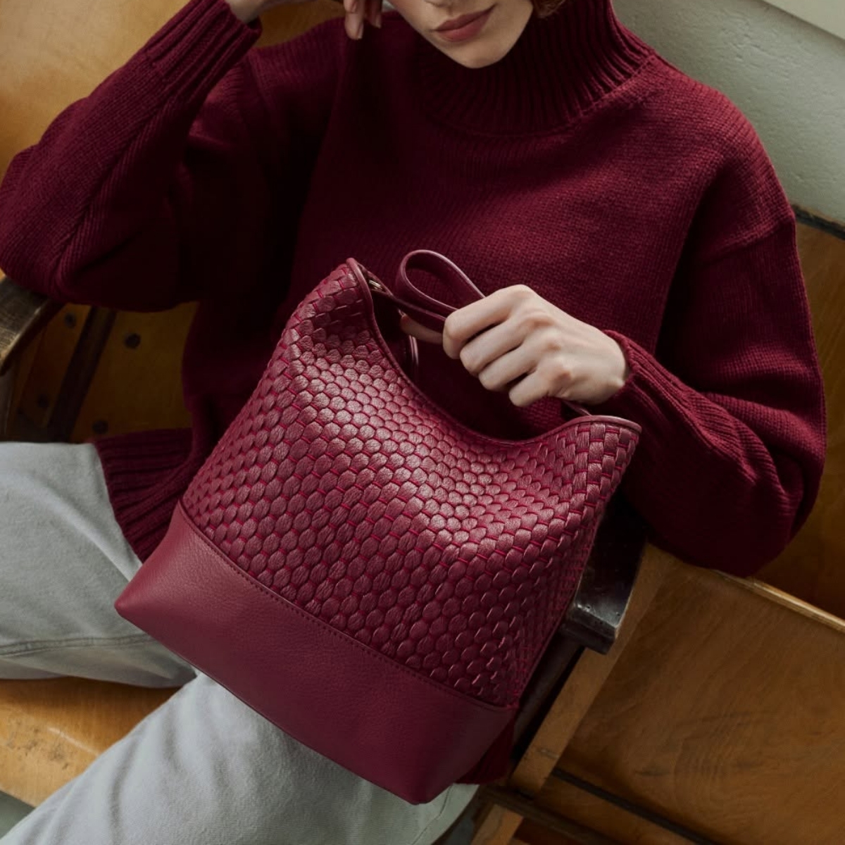 Model memakai tas Parise (Sumber foto: Instagram/parisebags)