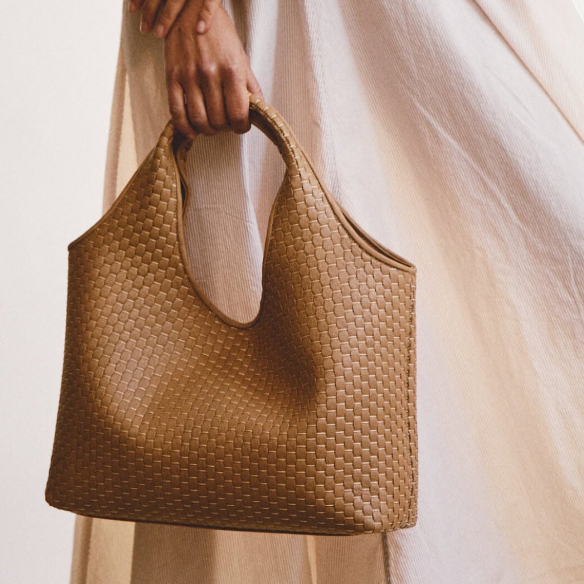 Model memakai tas Parise (Sumber foto: Instagram/parisebags)