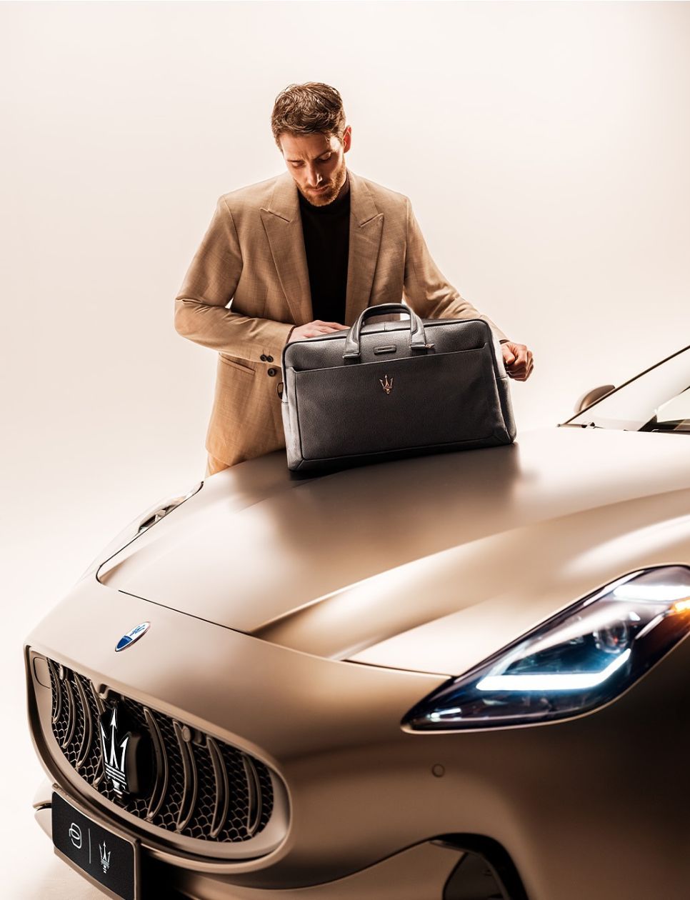 Piquadro x Maserati capsule collection (sumber gambar: instagram.com/piquadrofficial)