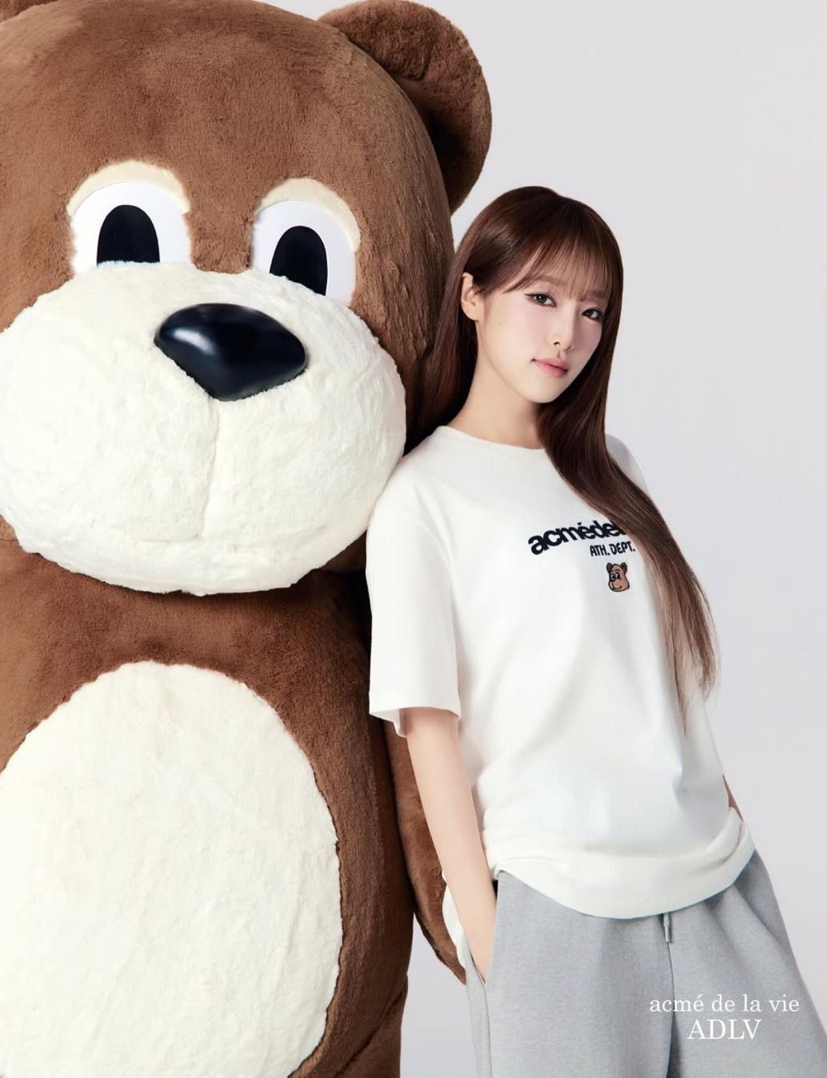 Yena dalam campaign terbaru ADLV (sumber gambar: instagram.com/yena.jigumina)