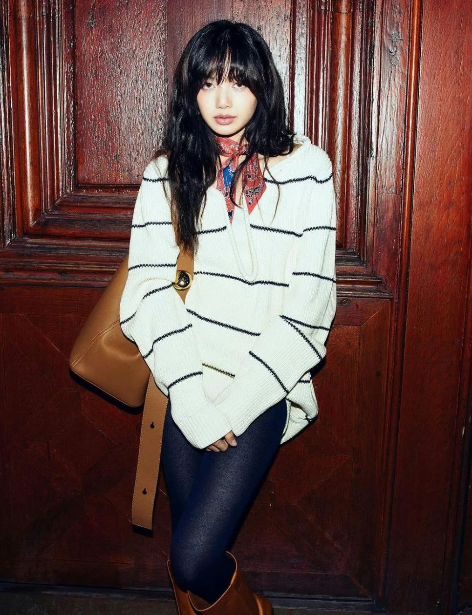 10. Loewe Pebble Bucket Bag Milik Lisa