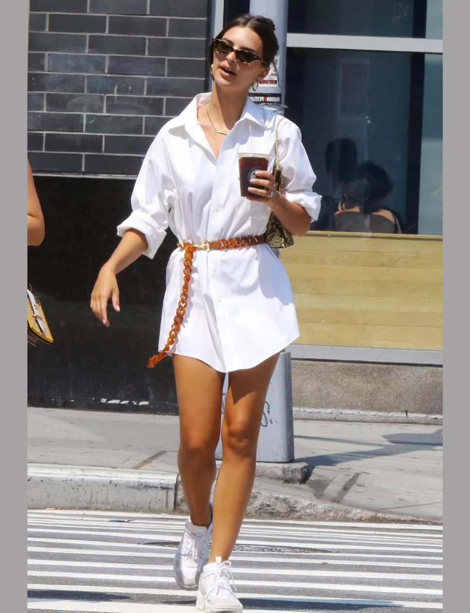 5. Perpaduan Cropped Shirt dan Jeans