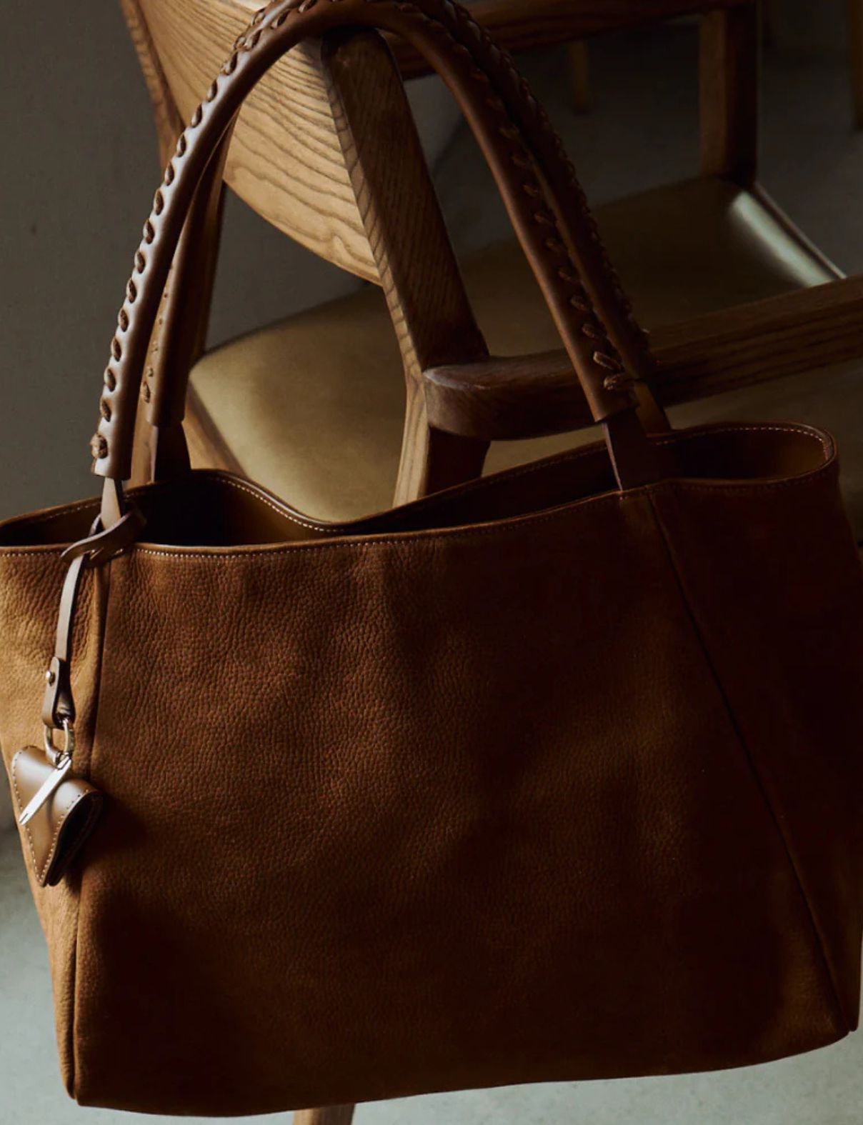 Koleksi tas nubuck dari Parise (sumber gambar: https://www.pariseofficial.com/)