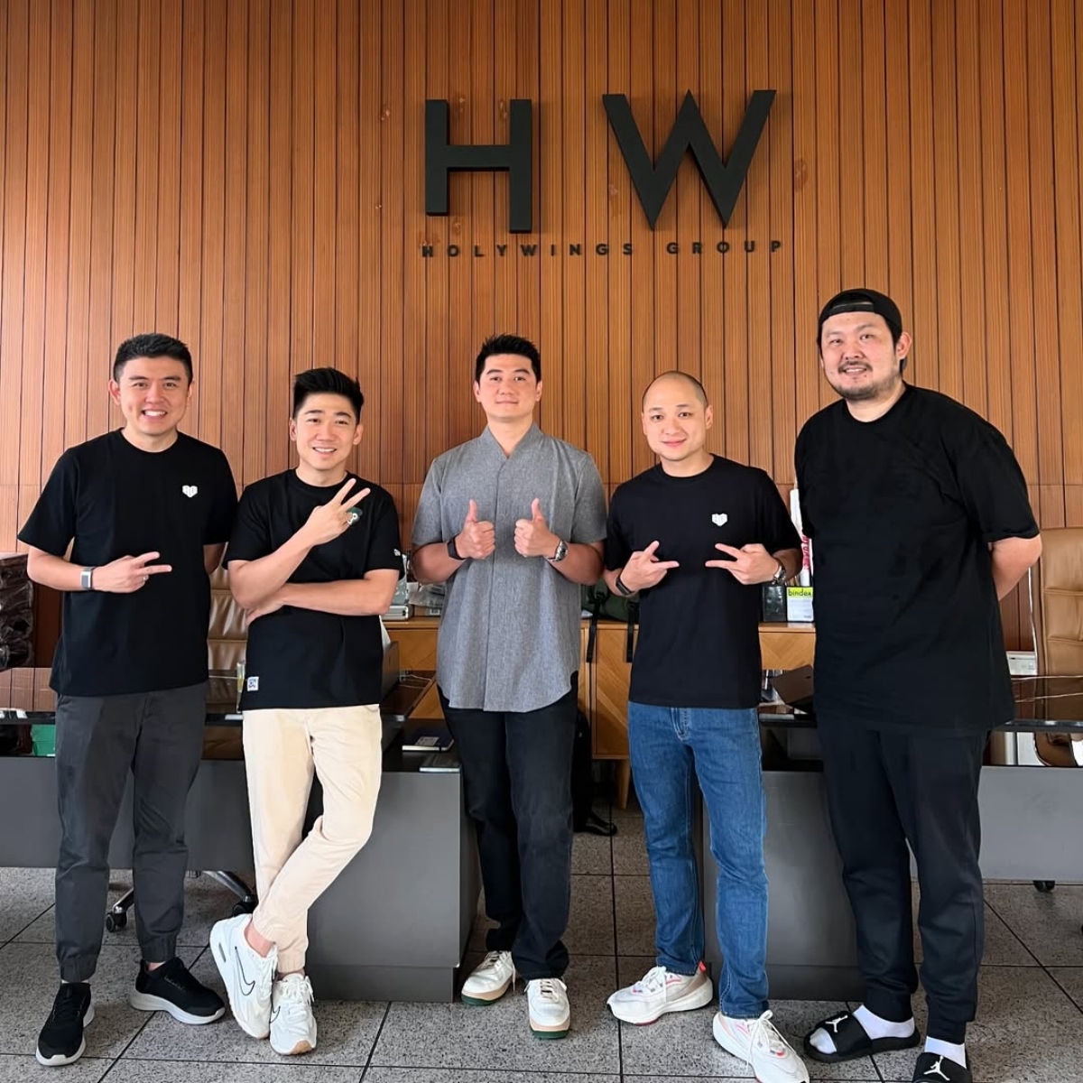 Pendiri Holywings Group mengapit Chef Arnold (Sumber foto: Instagram/byholywings)