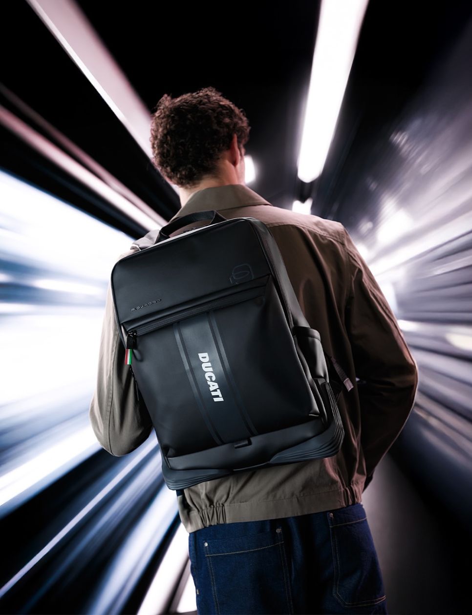 The Piquadro x Ducati backpack (sumber gambar: instagram.com/piquadrofficial)