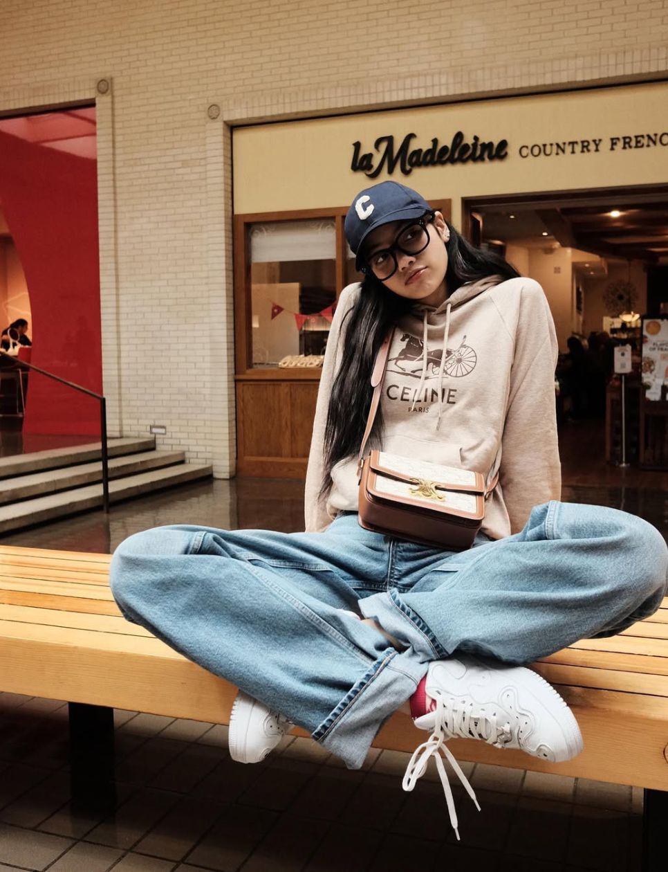 3. Celine Classic Triomphe dari Lisa