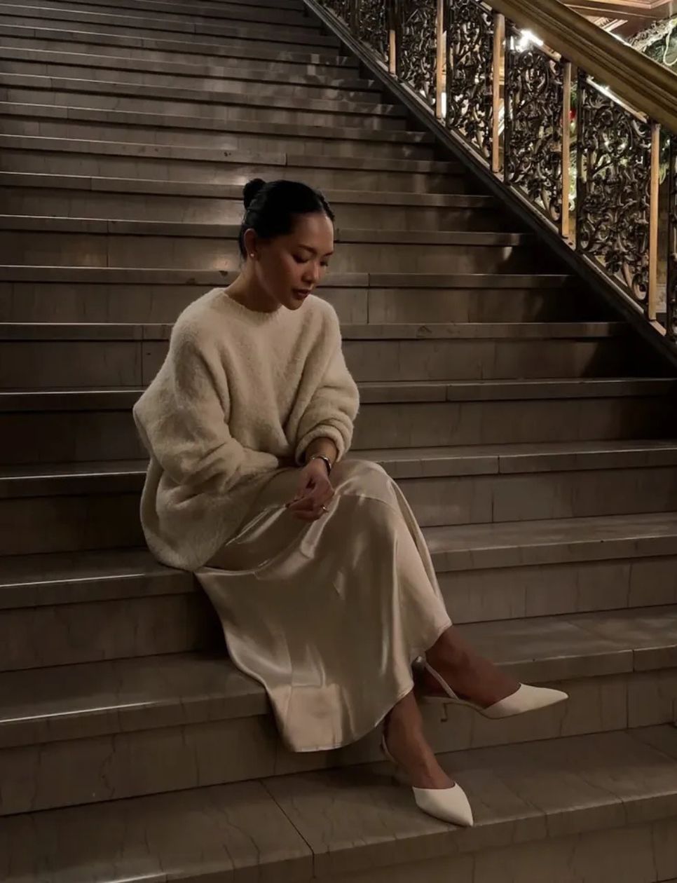 2. Kombinasi Crew Neck Jumper dan Slip Skirt