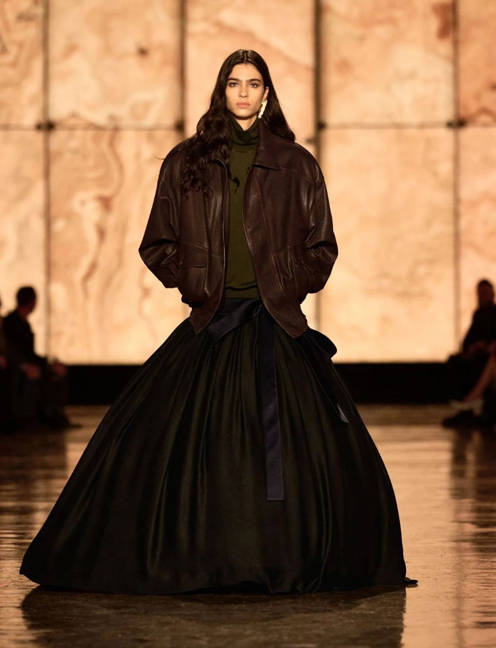 Leather jacket pada Runway Fall/Winter 2025 Saint Laurent (sumber gambar: https://www.vogue.com/article/slouchy-leather-jacket-trend)