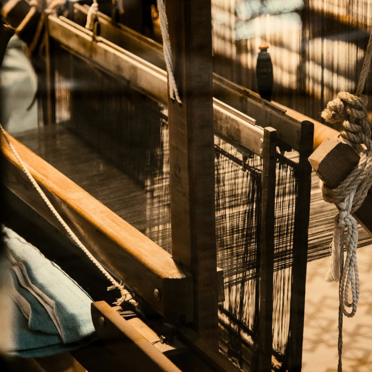 Alat tenun tradisional untuk membuat tas (Sumber foto: Instagram/parisebags)