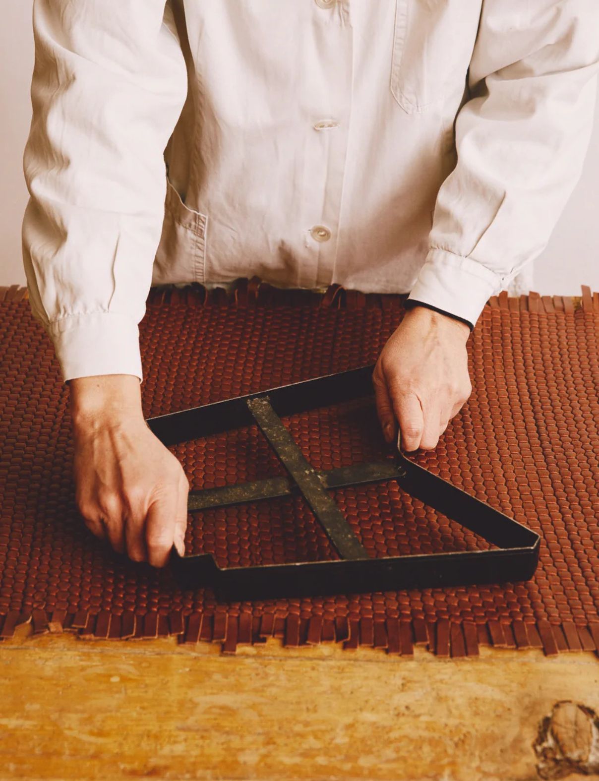 Proses pembuatan tas Parise (sumber gambar: https://www.pariseofficial.com/pages/artisanal-luxury)