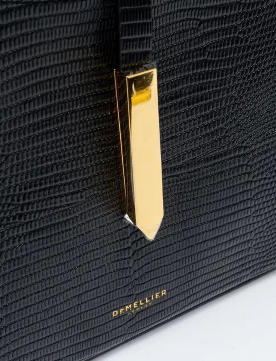 Detail material kulit DeMellier asli (sumber gambar: voilà.id)