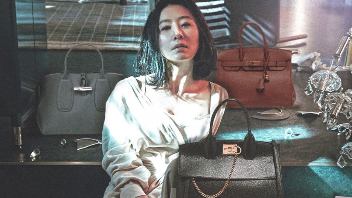 Kim Hee Ae dengan tas Hermès-nya (sumber gambar: https://www.preview.ph/fashion/kim-hee-ae-designer-bags-the-world-of-the-married-a00300-20200506)