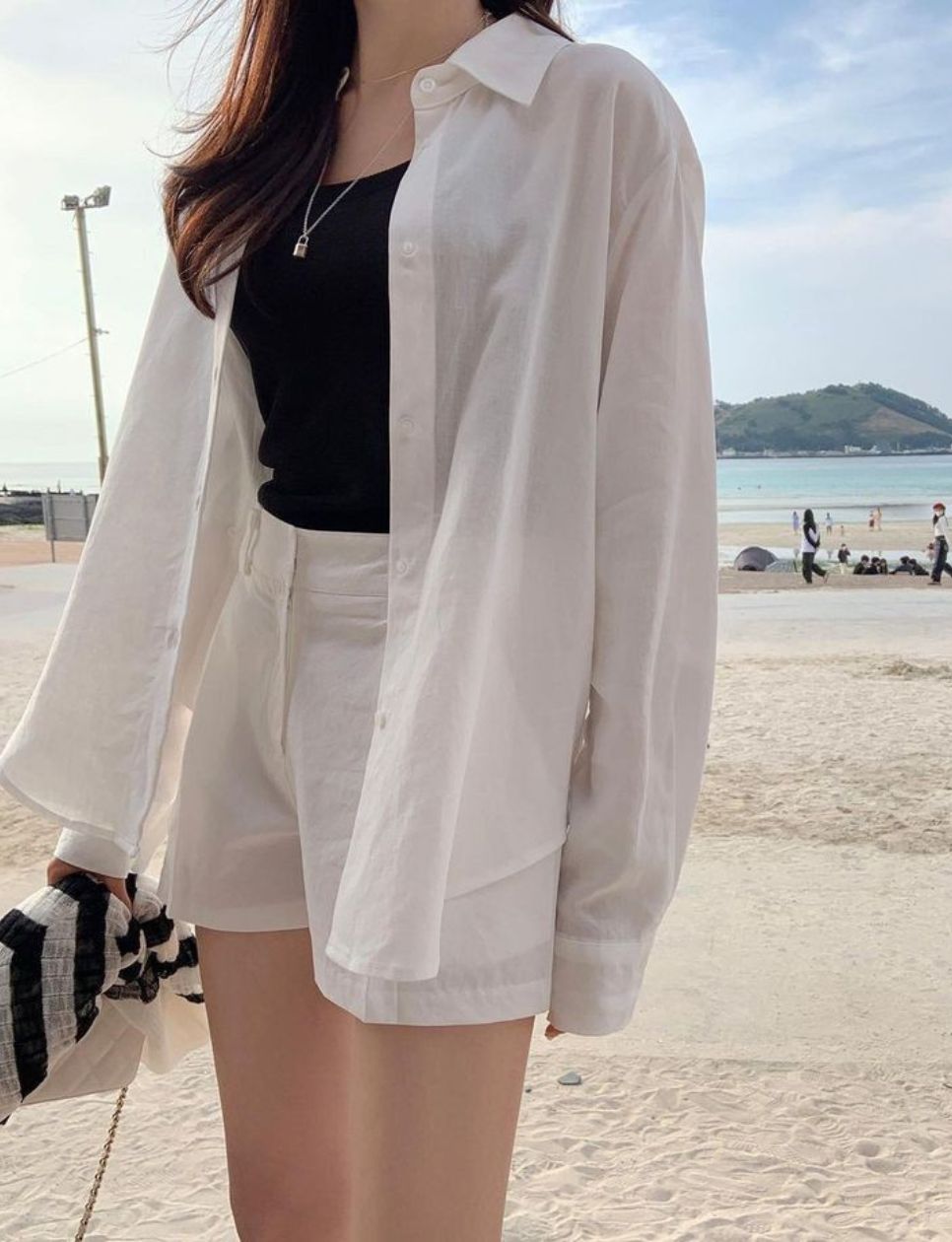 8. Kombinasi Tank Top, Kemeja, dan Short