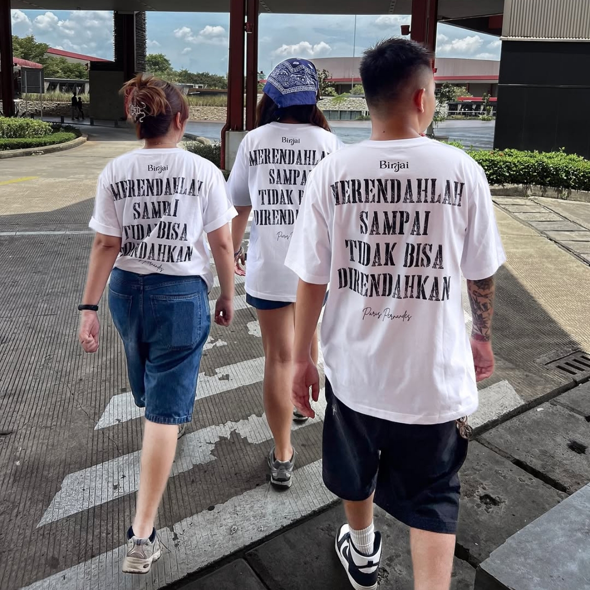 T-shirt (Sumber foto: Instagram/holywings_store)