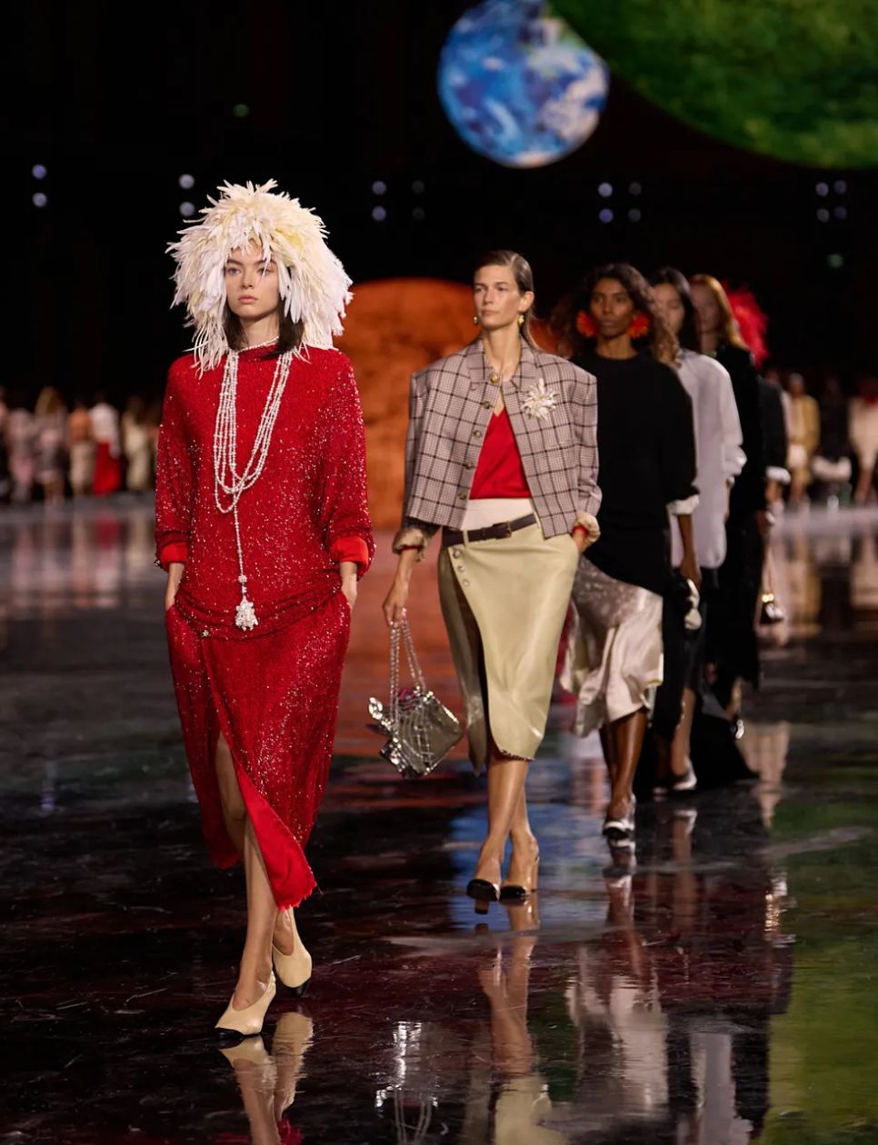 Chanel Show (sumber gambar: https://www.whowhatwear.com/fashion/trends/spring-summer-2026-fashion-trends)