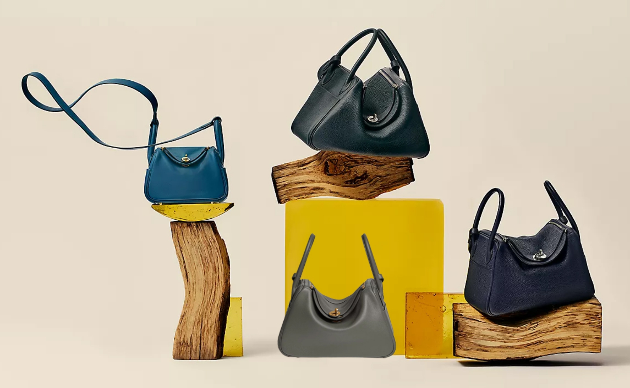 Ukuran tas Hermès Lindy Mini, 26, 30, dan 34 (Sumber foto: www.Hermès.com dan www.Hermès.com)