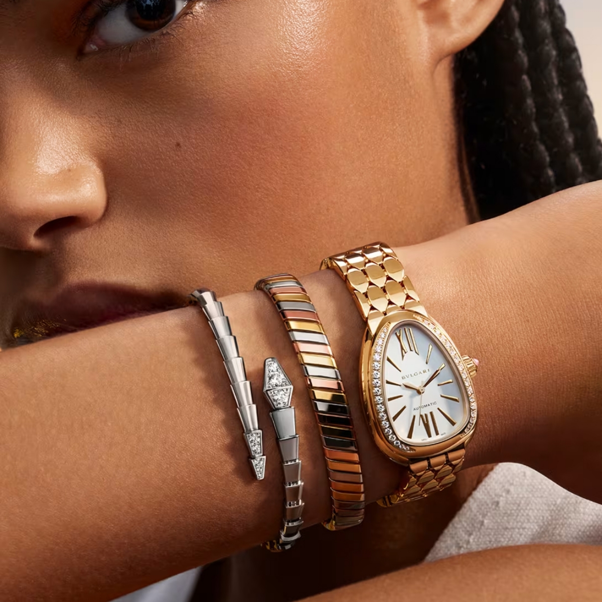 Model memakai Bulgari Serpenti (Sumber foto: www.bulgari.com)