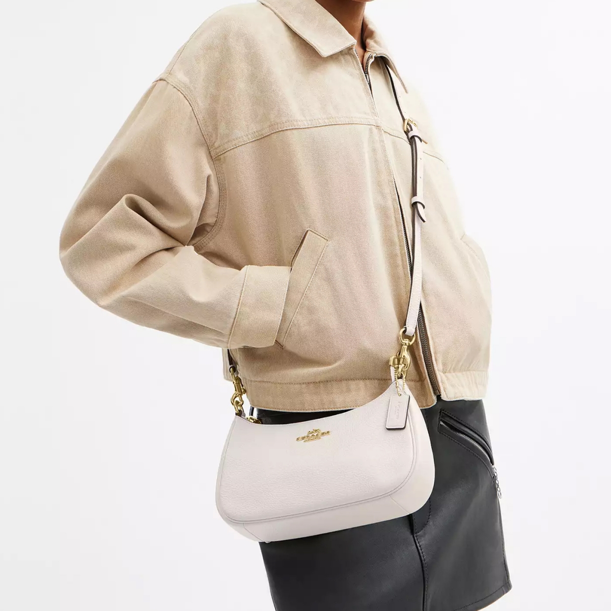 Model memakai tas Coach Teri (Sumber foto: uk.coach.com)