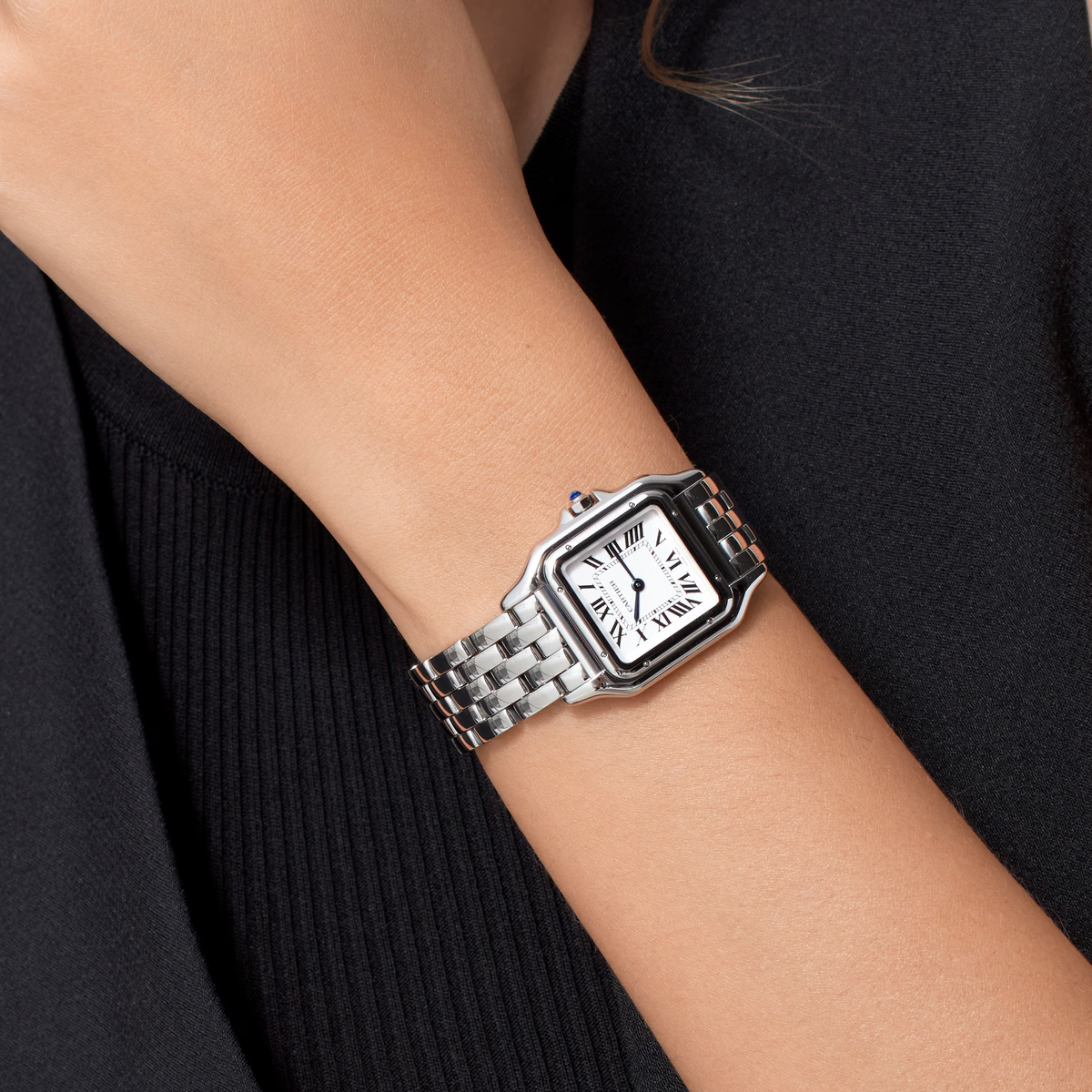 Model memakai jam tangan Cartier (Sumber foto: www.cartier.com)