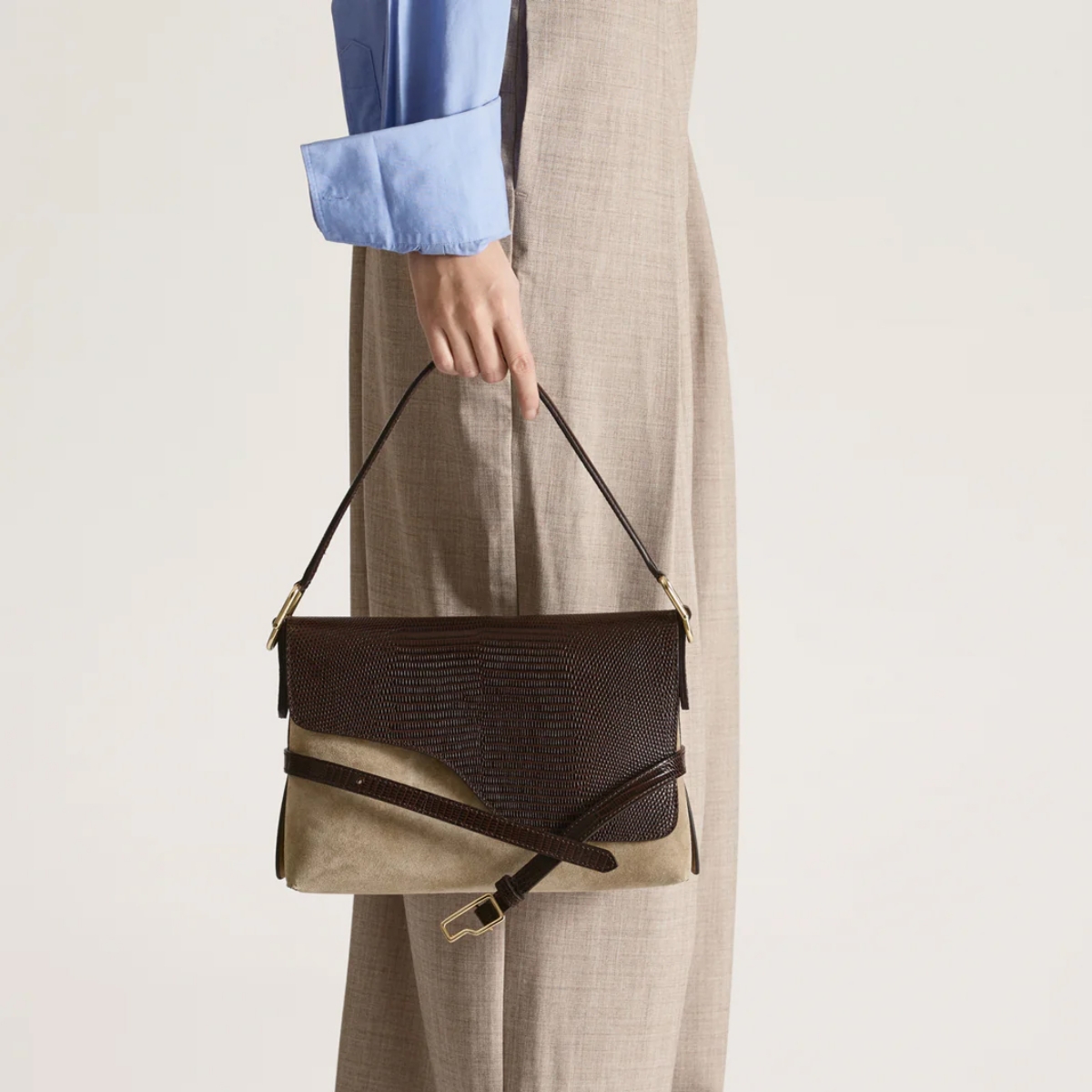 Model memakai tas ATP Atelier (Sumber foto: atpatelier.com)