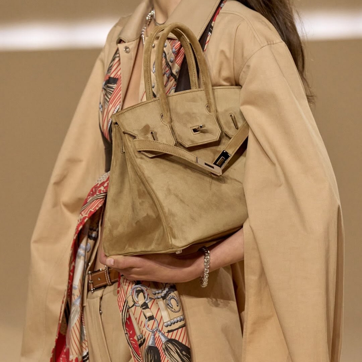 Model memakai tas Hermès (Sumber foto: Instagram/Hermès)