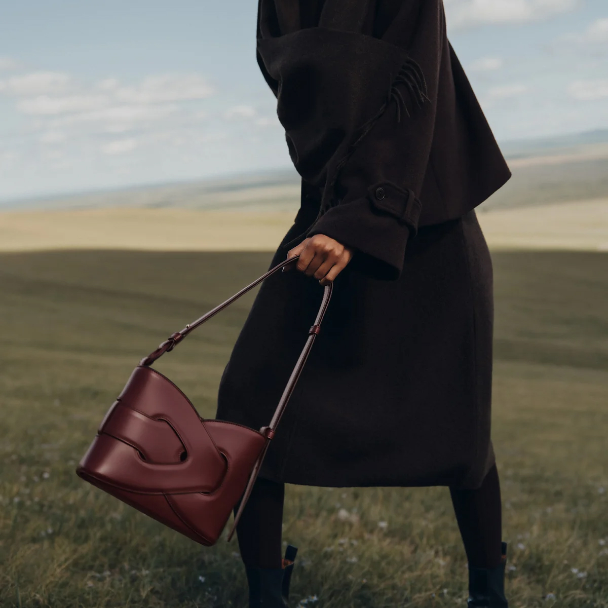 Model memakai tas Polène Nodde (Sumber foto: eng.Polène-paris.com)