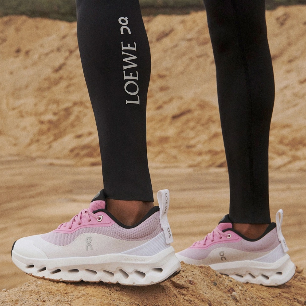 Model memakai sneaker Loewe x ON (Sumber foto: /www.manifesto.asia)