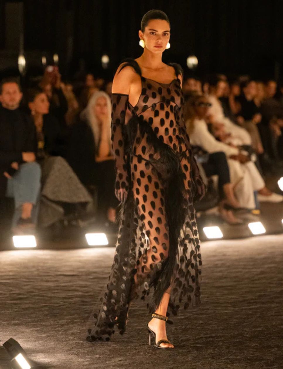 10. Sheer Outfit akan Jadi Hits!