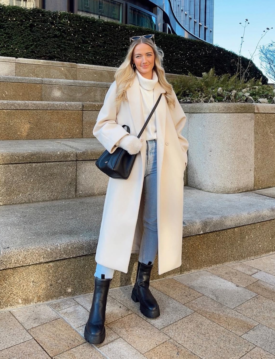 Beri aksesoris warna gelap (sumber gambar: https://id.pinterest.com/pin/70437489391574/)