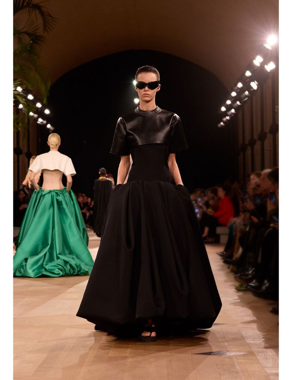 Balenciaga puff skirt yang masuk ke dalam koleksi musim panas 2026 (sumber gambar: https://www.balenciaga.com/en-ca/lookbook?cid=summer-26-look-51)