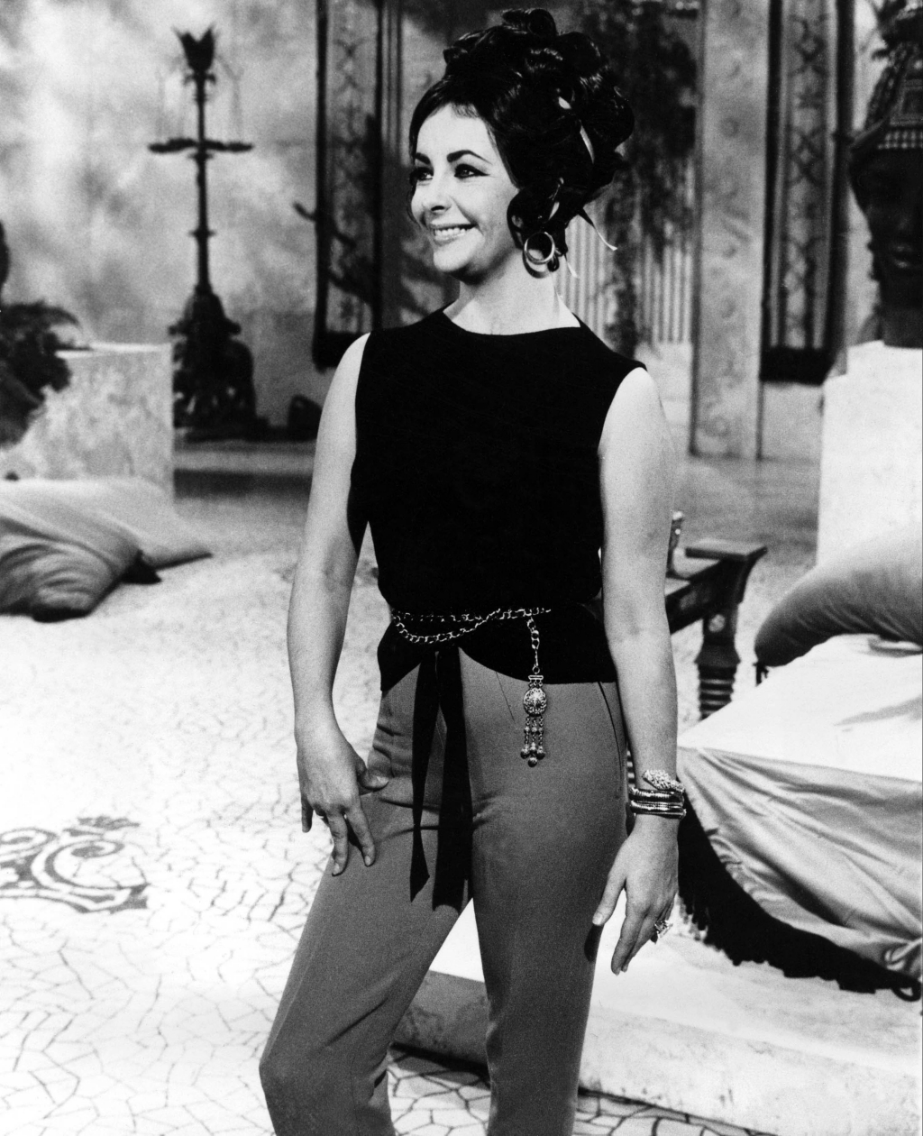 Elizabeth Taylor memakai Bulgari Serpenti (Sumber foto: timeandtidewatches.com)