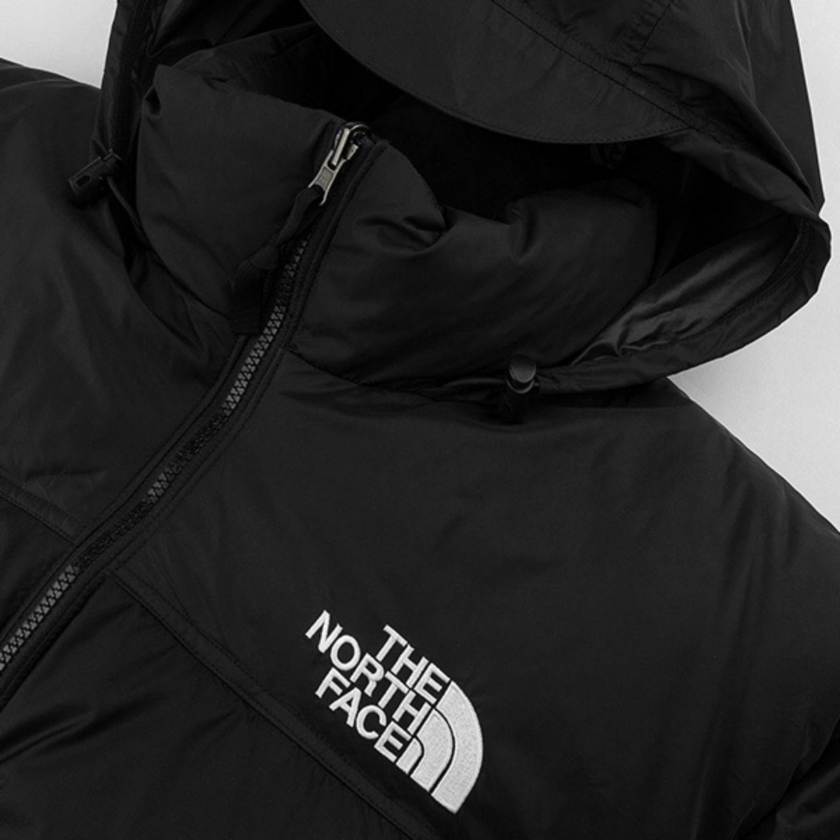 2. Periksa Detail Logo dan Branding