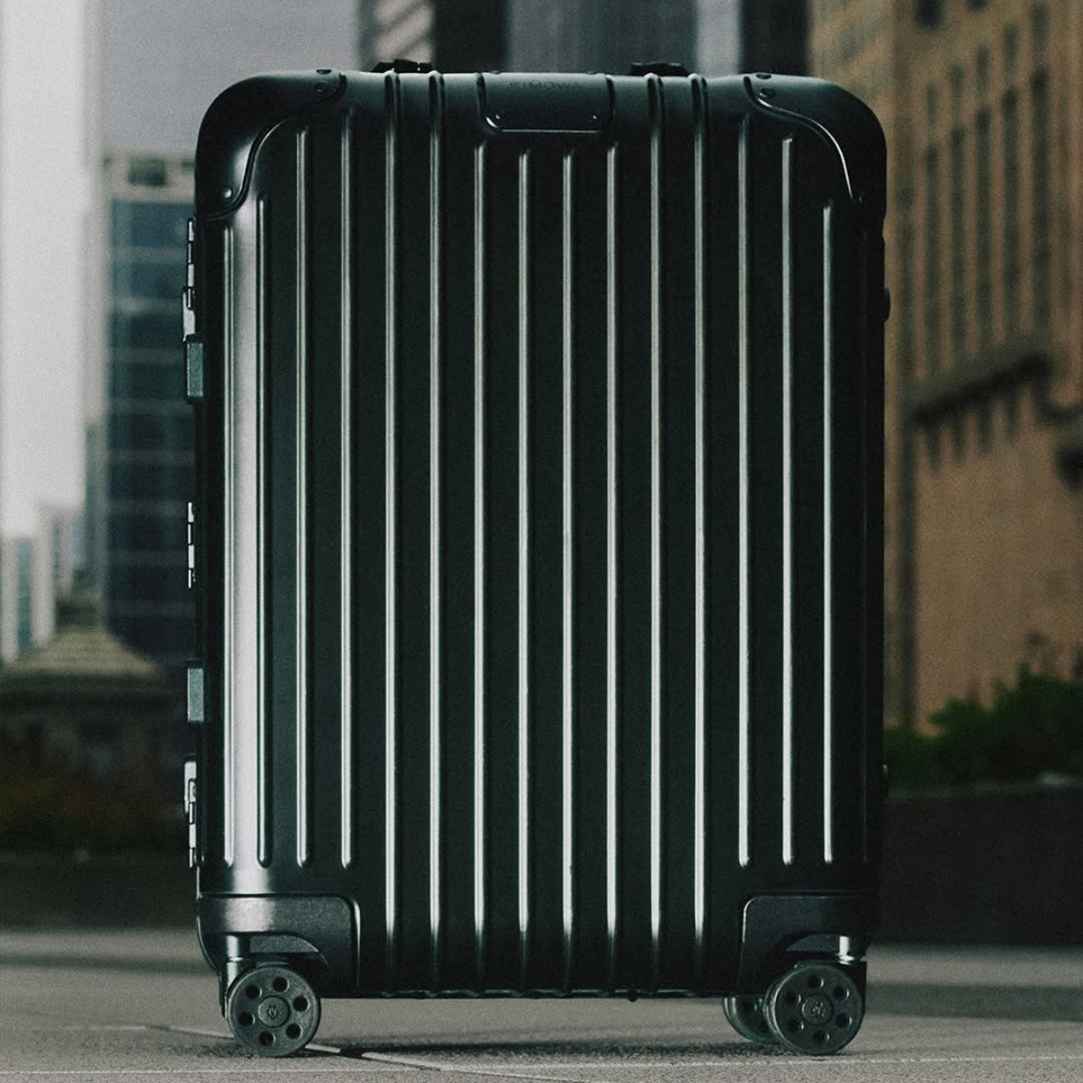 Struktur bergaris pada RIMOWA (Sumber foto: Instagram/rimowa)