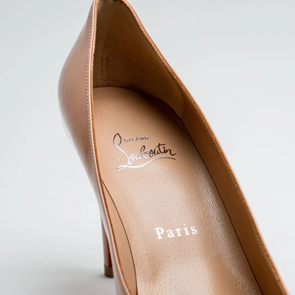 Logo pada interior footbed (Sumber foto: voila.id)