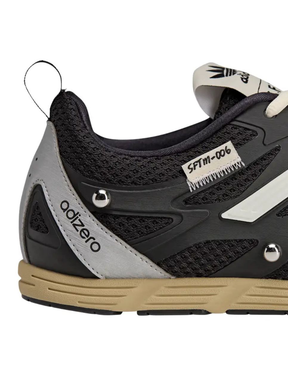 Detail stud pada sepatu (sumber gambar: voilà.id)