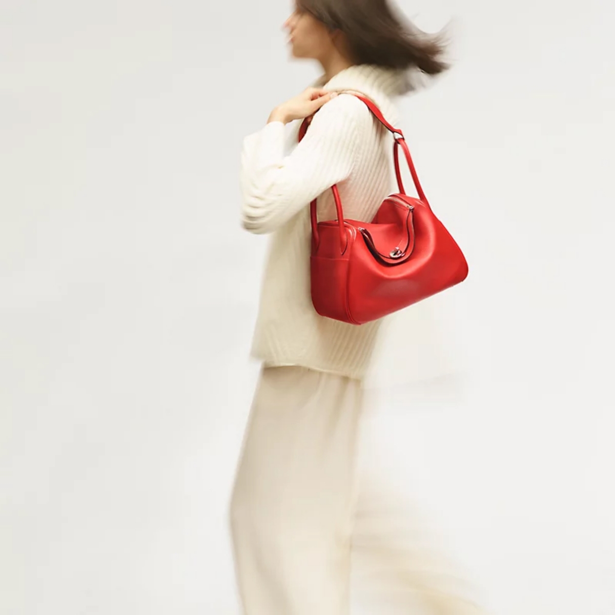 Model memakai Hermès Lindy 30 (Sumber foto: www.Hermès.com)