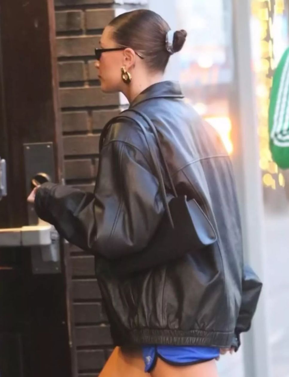 Hailey Bieber menggunakan Freja Bag (sumber gambar: https://www.byrdie.com/freja-trending-handbag-brand-8662265)
