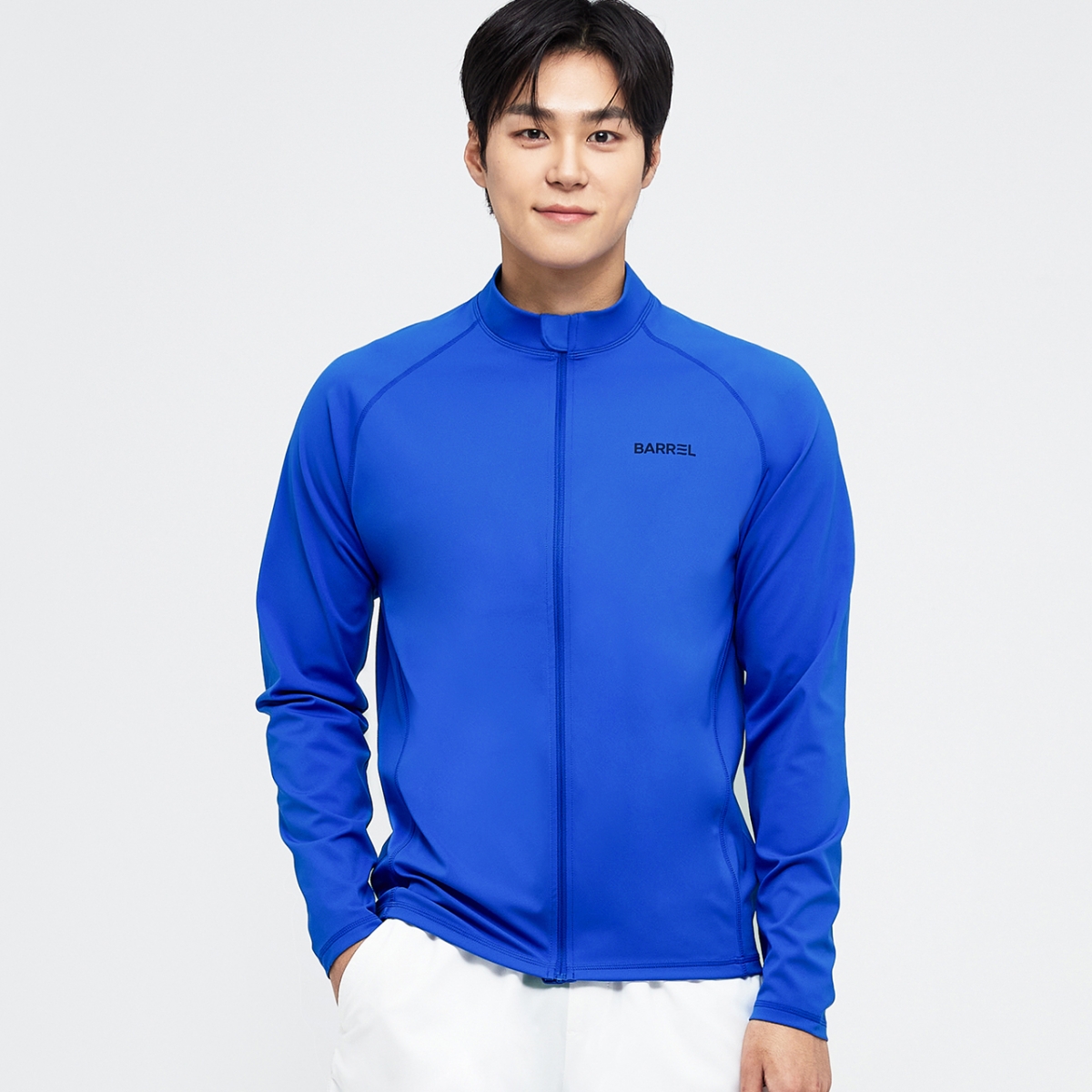 Men Essential Relaxfit Zip Up Rashguard (Sumber foto: en.getBARREL.com)