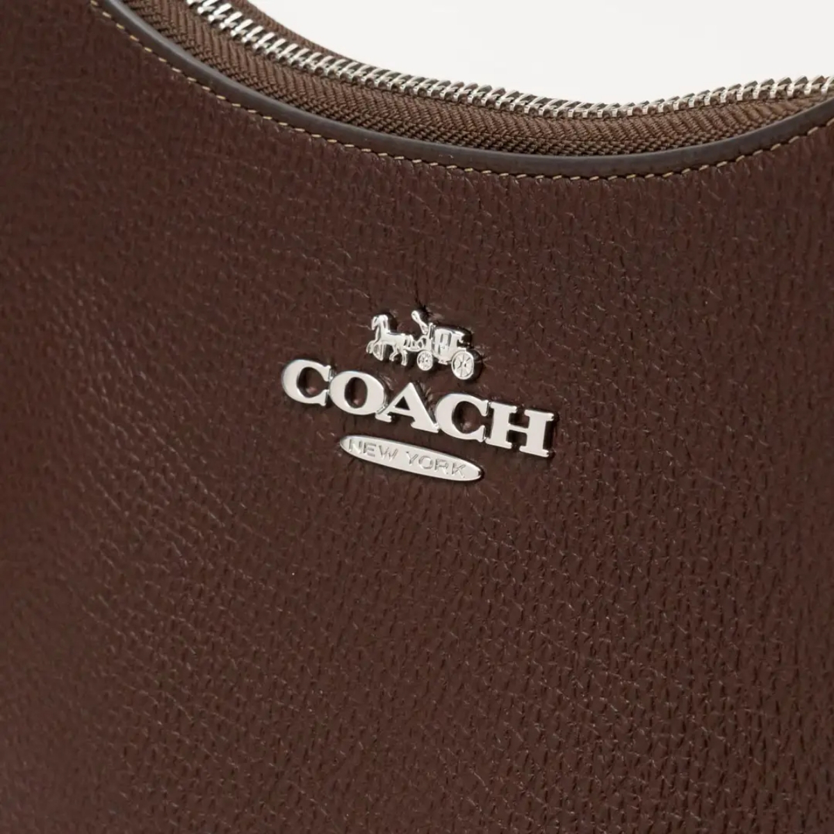 7. Periksa Logo Brand pada Bagian Depan Tas