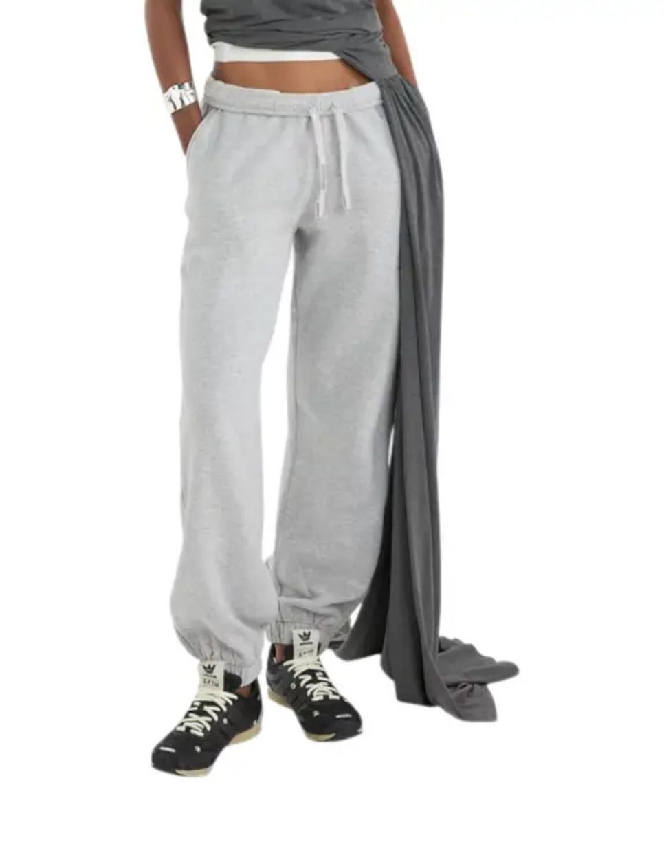 Model memakai Adidas Adizero PR x Song for the Mute (sumber gambar: voilà.id)