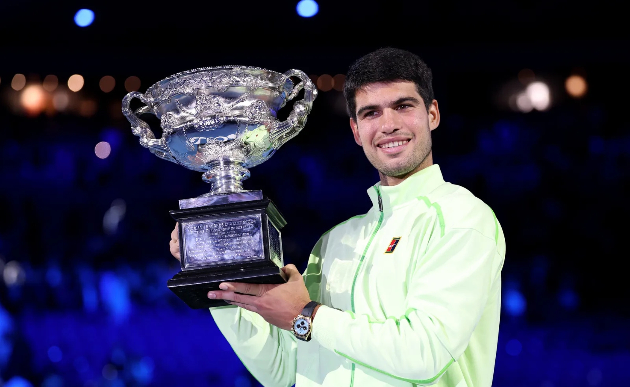 Carlos Alcaraz dengan Norman Brookes Challenge Cup (sumber gambar: https://www.vogue.com/article/carlos-alcaraz-wins-2026-australian-open)
