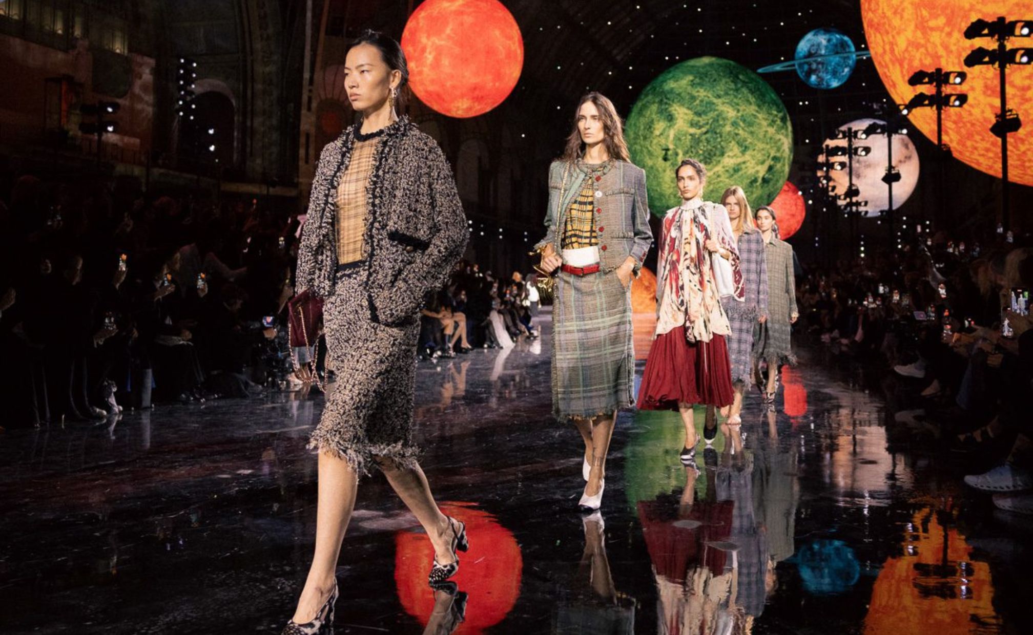 Chanel Planetarium pada runway koleksi musim panas Chanel (sumber gambar: https://www.pursebop.com/matthieu-blazys-chanel-spring-summer-2026-debut-new-codes-new-bags-new-chanel/)