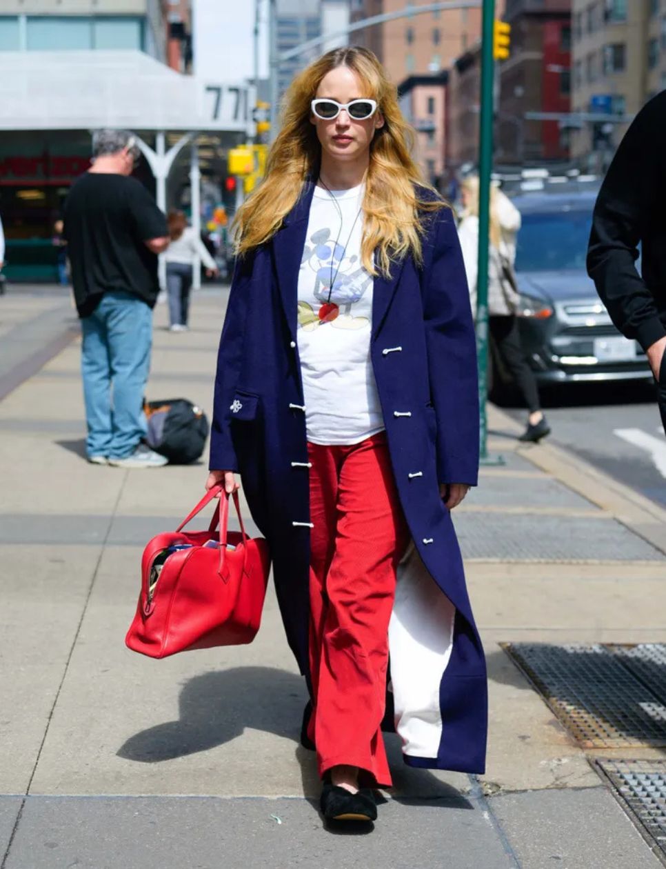 Jennifer Lawrence Memakai V-Cut Flat (sumber gambar: https://www.whowhatwear.com/fashion/celebrity-style/jennifer-lawrence-v-cut-flats-trend)