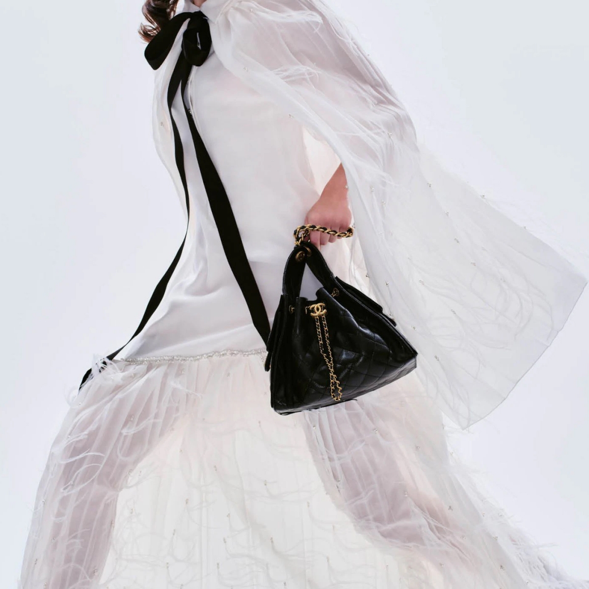 Model memakai tas Chanel 25 (Sumber foto: grazia.sg)