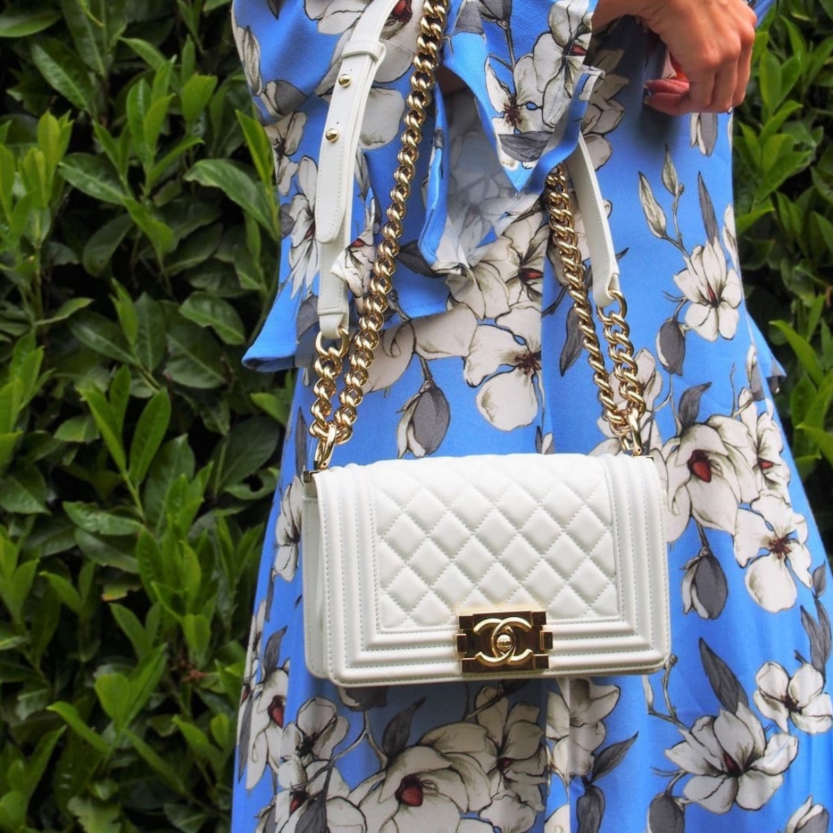 Model memakai tas Chanel Boy (Sumber foto: unwrapped.fashion)